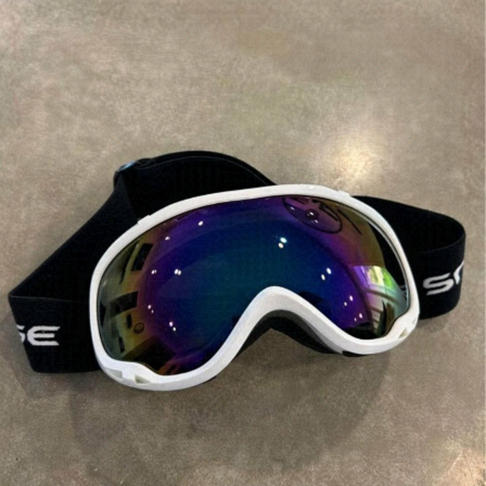 Unisex adult ski goggles. Mirror reflection. Adjustable, grip strap. New!!